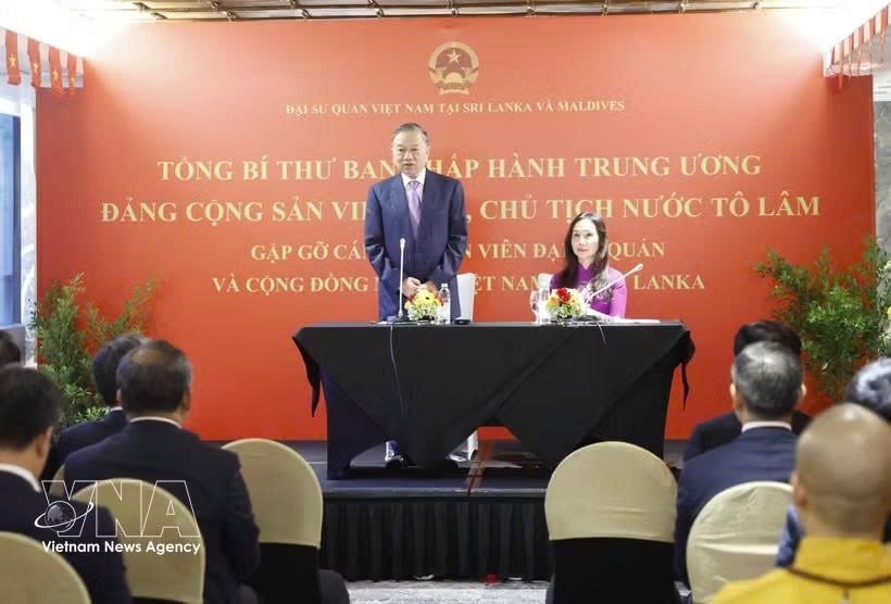 Top leader meets Vietnamese embassy staff, community in Sri Lanka